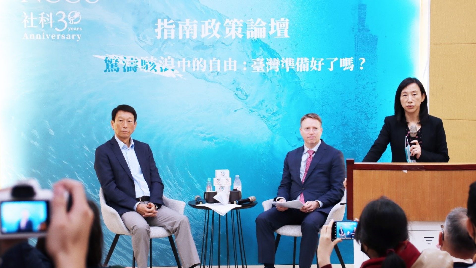 社科院楊婉瑩院長向與會者介紹講者。(照片來源：社科院)