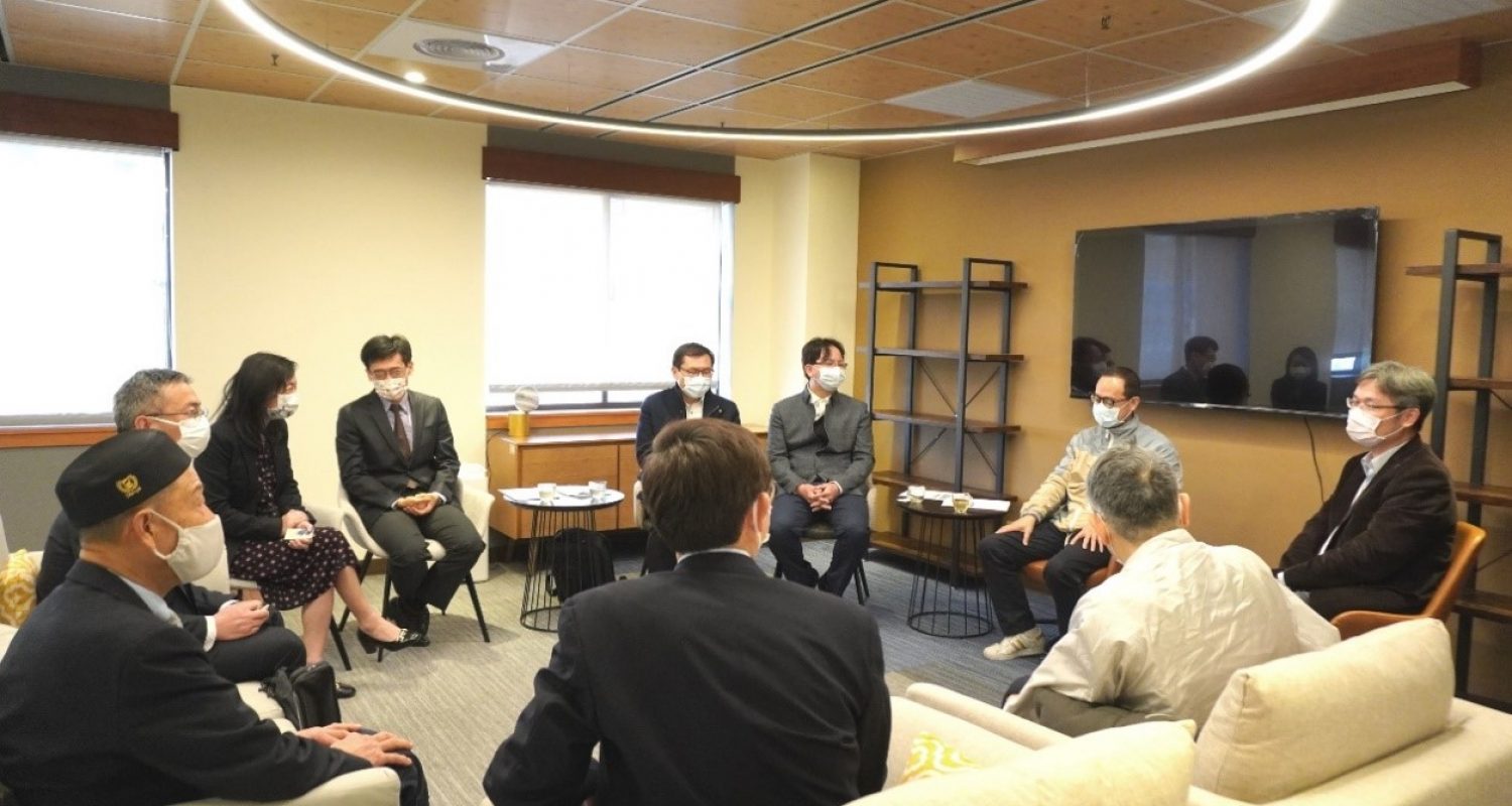本校社科院與香川大學經濟學部於2016年簽署姊妹院，近年兩院教師持續互有往來。兩校師長針對後疫情時代學生交流進行意見交換。（照片提供：社科院）