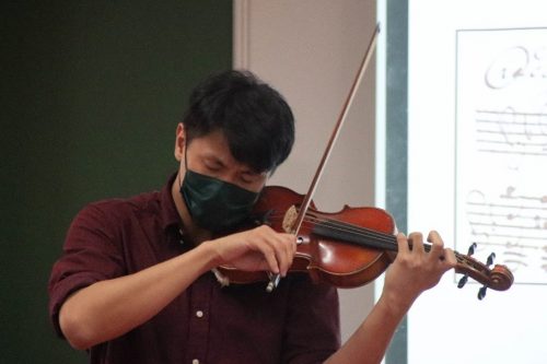 現場示範巴哈無伴奏小提琴組曲（照片來源：社科院）